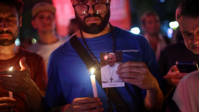 People light candles for Pope Francis' health during a march in Buenos Aires, Argentina March 7, 2025. REUTERS/Agustin Marcarian