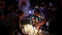Umat beriman menyampaikan harapan dan doa mereka untuk pemulihan cepat Paus Fransiskus selama misa yang diadakan untuk menghormatinya.  