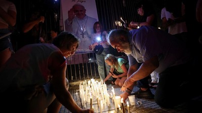 Warga Argentina Gelar Doa dan Pawai Lilin untuk Kesembuhan Paus Fransiskus