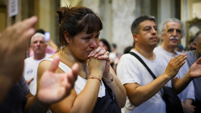 People light candles for Pope Francis' health during a march in Buenos Aires, Argentina March 7, 2025. REUTERS/Agustin Marcarian