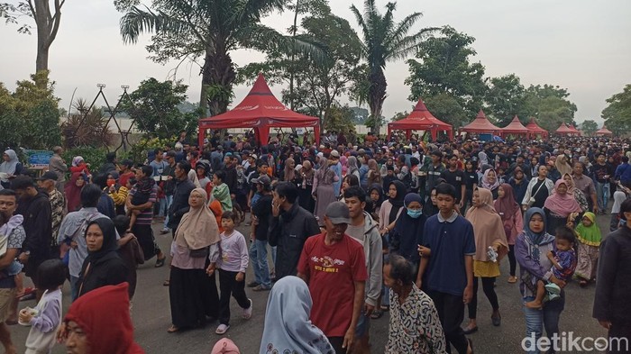 Warga berebut makanan buka puasa di Pemkab Blitar.