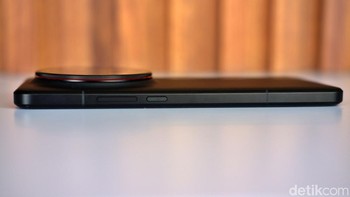 HP ini berdimensi 161,3×75,3×9,35mm dengan bobot 226 gram. Foto: Adi Fida Rahman/detikINET