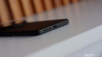 Xiaomi 15 Ultra dibekali baterai berkapasitas 6000mAh yang mendukung pengisian cepat 90W melalui kabel dan 80W secara nirkabel. Foto: Adi Fida Rahman/detikINET