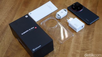 Inilah isi paket penjualan Xiaomi 15 Ultra di Indonesia. Foto: Adi Fida Rahman/detikINET
