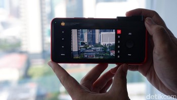 Saat Xiaomi 15 Ultra mengenakan Photography Kit Legend Edition, pengguna bisa menggunakan mode khusus layaknya kamera Leica. Foto: Adi FIda Rahman/detikINET