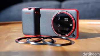 Aaa dua cincin dekoratif merah ikonik yang diberikan Xiaomi. Foto: Adi FIda Rahman/detikINET