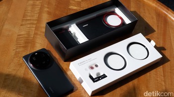 Xiaomi juga meluncurkan Xiaomi 15 Ultra Photography Kit Legend Edition, sebuah aksesori premium untuk para pecinta fotografi. Terinspirasi dari desain kamera klasik, kit ini menghadirkan cincin dekoratif merah ikonik, UI khusus dalam mode Fastshot, thumb support dan tombol shutter yang dapat dilepas, adaptor filter 67mm multifungsi, serta baterai 2000mAh terintegrasi untuk penggunaan lebih lama. Foto: Adi FIda Rahman/detikINET