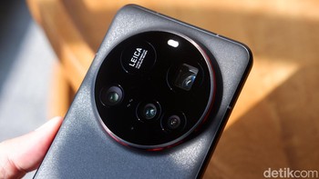 Terdapat kamera utama Leica 50MP dengan kamera utama ultra-besar generasi baru 1 inci, rentang dinamis asli 14EV, OIS, kamera Leica Ultra Wide Angle 50MP 115° dengan sensor gambar JN5, super makro 5cm, kamera Leica Telefoto 50MP dengan sensor gambar IMX858, telefoto mengambang 3X, telefoto makro, dan kamera telefoto periskop 200MP dengan sensor gambar HP9 200MP 1/1,4 inci, zoom optik 4,3x. Foto: Adi FIda Rahman/detikINET
