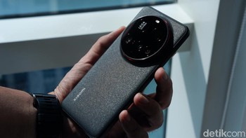 Ditenagai oleh chipset Snapdragon 8 Elite, Xiaomi 15 Ultra menawarkan performa kelas atas yang siap menangani segala tugas, mulai dari multitasking hingga gaming berat. Chipset ini dipadukan dengan RAM LPDDR5X hingga 16GB dan penyimpanan UFS 4.0 hingga 1TB. Foto: Adi Fida Rahman/detikINET