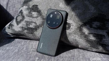 Ponsel ini memiliki rangka logam unibody, Xiaomi Dragon Crystal Glass 2.0. Warna Chrome Silver memiliki lapisan fiberglass dan kulit poliuretan kelas kedirgantaraan baru untuk tampilan klasik yang premium. Foto: Adi Fida Rahman/detikINET