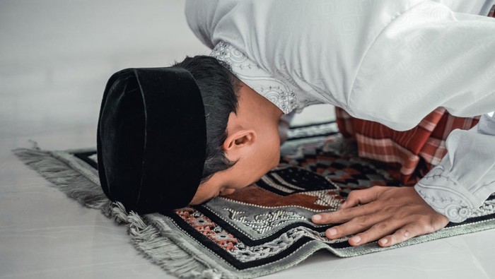 religious islamic muslim asian man praying to god