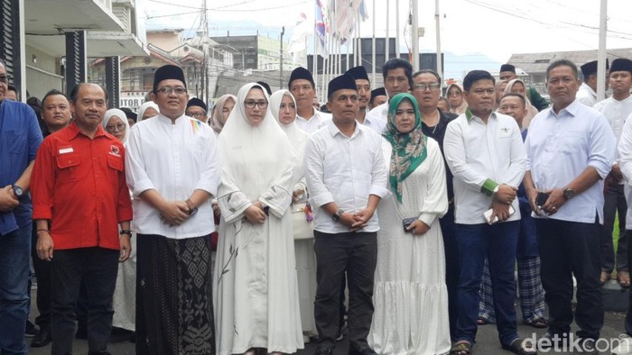 Ai Diantani dan pasangannya mendaftar ke KPU Kabupaten Tasikmalaya.