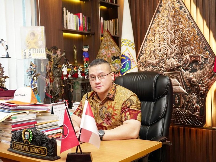 Anggota DPRD Daerah Khusus Jakarta, Fraksi PDI Perjuangan Hardiyanto Kenneth di Ruang Kerjanya
