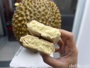 Unik! Beli Dessert dan Sandwich Durian Monthong Asli ala Mesin ATM