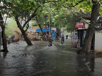 Video: Jalanan Menuju Puri Kartika Ciledug Tergenang, Kendaraan Nekat Terobos