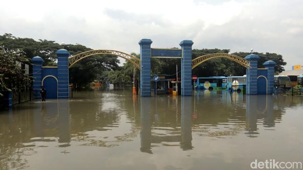Banjir di kawasan Kantor Dishub Kota Bandung.