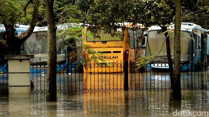 Banjir di kawasan Kantor Dishub Kota Bandung.