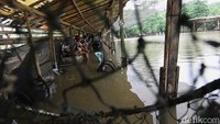Banjir tersebut diakibatkan meluapnya anak kali Sungai Angke yang berada di samping kolam pemancingan. 