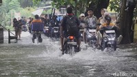 Akses menuju pemancingan di jalan Puri Kartika Baru sempat terendam setinggi 40 cm. 