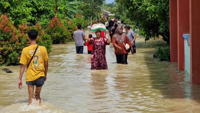 Banjir menggenang di Kecamatan Gubug, Kabupatem Grobogan, Minggu (9/3/2025).