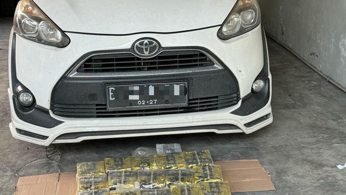 Barang bukti narkotika berupa 16 kg sabu-sabu yang ditemukan petugas di dalam mobi Toyota Sienta. (Dok. Polda Sumut)