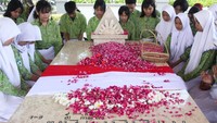 Sejumlah pelajar berziarah di makam pahlawan nasional WR Soepratman di Surabaya, Jawa Timur, Minggu (9/3/2025).