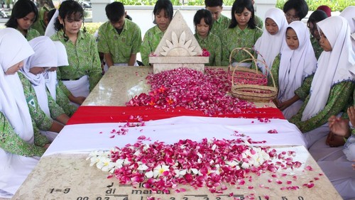 Pelajar meletakkan bunga kamboja dipusara makam pahlawan nasional WR Soepratman di Surabaya, Jawa Timur, Minggu (9/3/2025). Ziarah dan tabur bunga di makam pencipta lagu kebangsaan Indonesia Raya tersebut merupakan rangkaian kegiatan memperingati Hari Musik Nasional. ANTARA FOTO/Didik Suhartono/Spt.