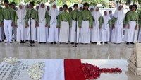 Ziarah dan tabur bunga di makam ini merupakan rangkaian kegiatan memperingati Hari Musik Nasional.