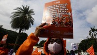 Massa aksi mengatakan ada 80.000 buruh di PHK pada 2024.