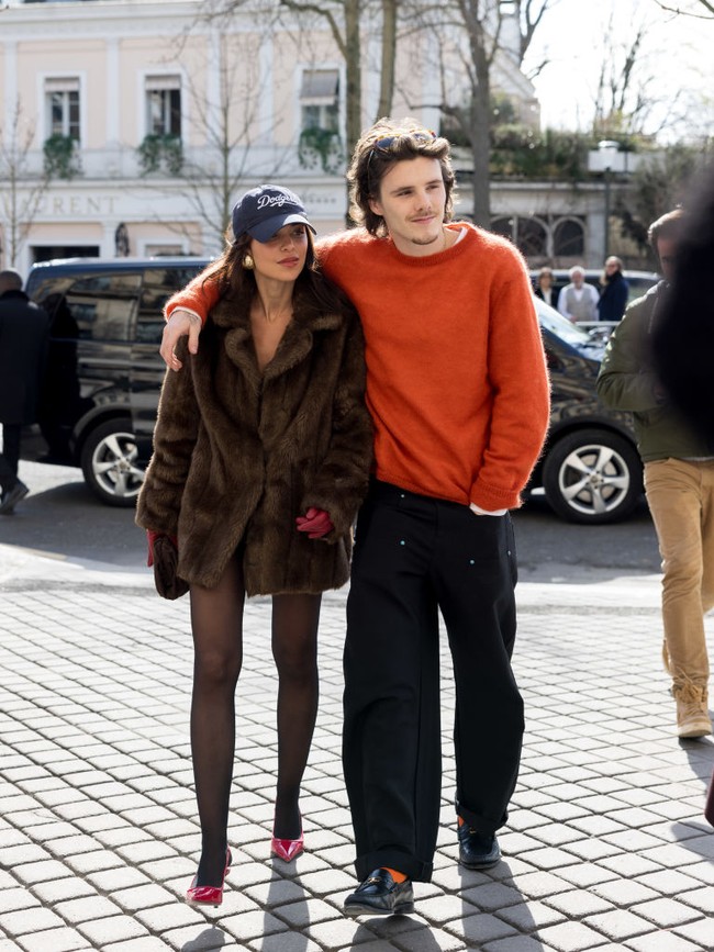 Kedua putra David dan Victoria Beckham ini terlihat bersama kekasih mereka masing-masing saat keluar untuk makan siang pada Jumat (7/3/2025) di Paris, Prancis. Cruz tampak mengenakan sweater oranye dan celana hitam, sementara pasangannya Jackie Apostel tampil stylish dengan jaket bulu dan stocking hitam, dilengkapi topi baseball. Foto: Getty Images/Arnold Jerocki