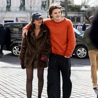Kedua putra David dan Victoria Beckham ini terlihat bersama kekasih mereka masing-masing saat keluar untuk makan siang pada Jumat (7/3/2025) di Paris, Prancis. Cruz tampak mengenakan sweater oranye dan celana hitam, sementara pasangannya Jackie Apostel tampil stylish dengan jaket bulu dan stocking hitam, dilengkapi topi baseball. Foto: Getty Images/Arnold Jerocki