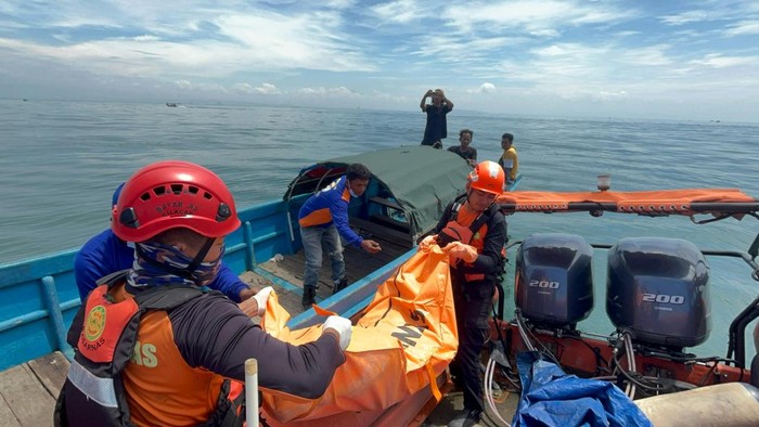Tim SAR gabungan korban tenggelam di Sungai Tajum, Kecamatan Wangon, Kabupaten Banyumas yang ditemukan tewas di wilayah perairan Cilacap, Minggu (9/3/2025).