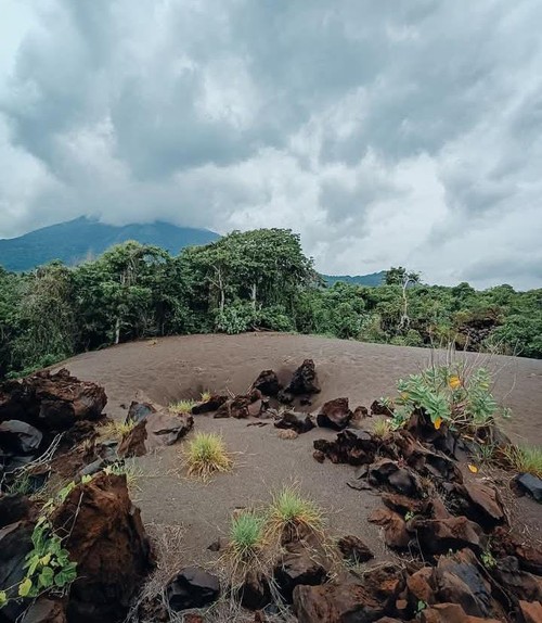Fenomena semburan pasir atau Wera Betok di Flores Timur, NTT.