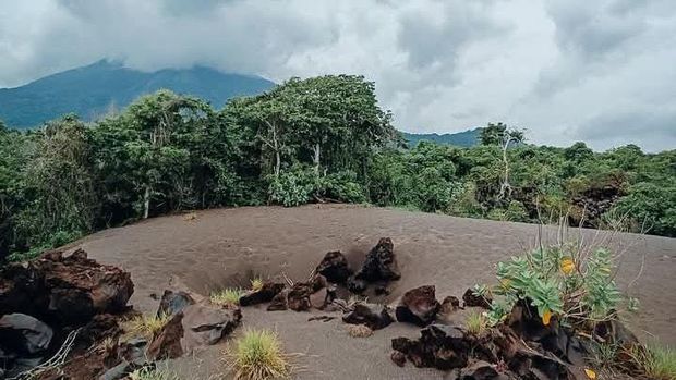 Fenomena semburan pasir atau Wera Betok di Flores Timur, NTT.