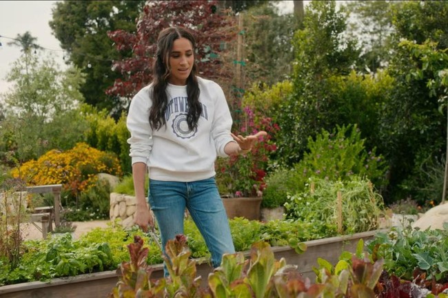 Tak lama setelah mengenakan sweatshirt Northwestern yang mengingatkan pada gaya mendiang Putri Diana (sekaligus sebagai penghormatan pada almamaternya), ibu dua anak ini kembali memakai sweater bergaya kampus lainnya. Kali ini, ia memilih crewneck putih dengan nama dan lambang universitas yang dicetak dalam warna ungu di bagian depan. (Foto: Dok. Netflix)