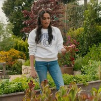 Tak lama setelah mengenakan sweatshirt Northwestern yang mengingatkan pada gaya mendiang Putri Diana (sekaligus sebagai penghormatan pada almamaternya), ibu dua anak ini kembali memakai sweater bergaya kampus lainnya. Kali ini, ia memilih crewneck putih dengan nama dan lambang universitas yang dicetak dalam warna ungu di bagian depan. (Foto: Dok. Netflix)