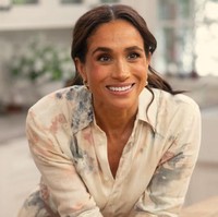 Meghan tampak seperti karya seni berjalan dalam shirtdress linen voile dari Ralph Lauren dengan motif bunga liar. Dikutip dari situs Ralph Lauren, motif tersebut berasal dari lukisan cat minyak, tapi sebenarnya terlihat lebih menyerupai cat air saat diaplikasikan pada kain ringan. (Foto: Dok. Netflix)