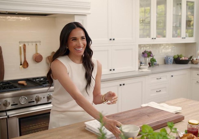 Tampilan monokromatis menjadi salah satu andalan Meghan Sussex, demikian ia ingin disapa, di reality show terbarunya yang diproduksi Netflix. Dengan busana bernuansa krem ini, ia terlihat effortless berkat sweater kasmir dari J.Crew dan rok maxi linen dari Posse. (Foto: Dok. Netflix)