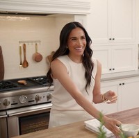 Tampilan monokromatis menjadi salah satu andalan Meghan Sussex, demikian ia ingin disapa, di reality show terbarunya yang diproduksi Netflix. Dengan busana bernuansa krem ini, ia terlihat effortless berkat sweater kasmir dari J.Crew dan rok maxi linen dari Posse. (Foto: Dok. Netflix)