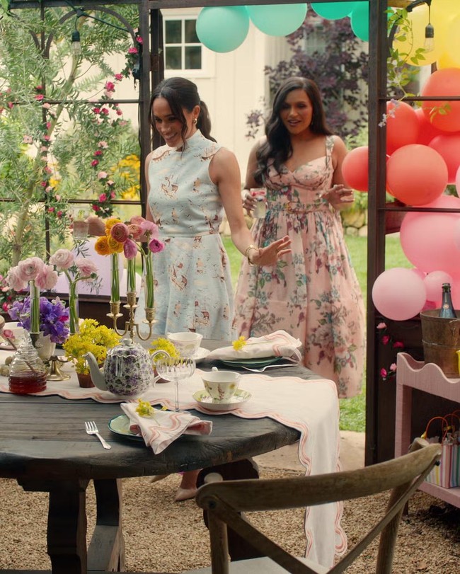 Saat bersantai bersama sahabatnya, Mindy Kaling, Meghan terlihat kembali mengenakan midi dress bermotif kapal dari Emilia Wickstead. Sayangnya, busana ini saat ini sudah habis terjual. (Foto: Dok. Netflix)