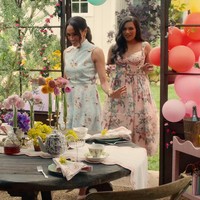 Saat bersantai bersama sahabatnya, Mindy Kaling, Meghan terlihat kembali mengenakan midi dress bermotif kapal dari Emilia Wickstead. Sayangnya, busana ini saat ini sudah habis terjual. (Foto: Dok. Netflix)