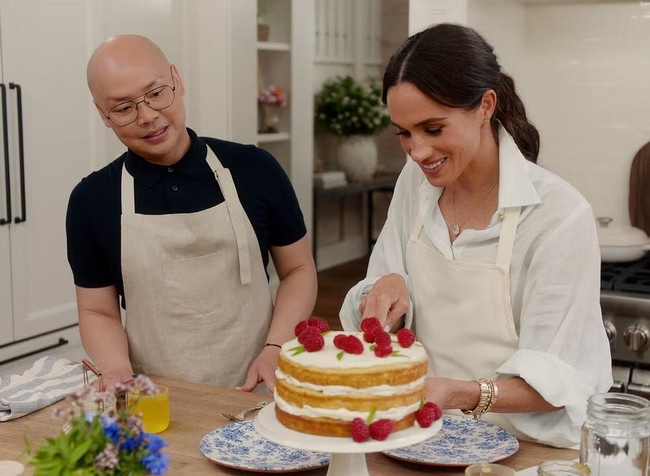 Di salah satu episode, Duchess Meghan menyiapkan sepiring croissant dan menghiasnya dengan sejumput mint, membuktikan bahwa tanaman herbal ini bisa menjadi sentuhan sempurna dalam presentasi hidangan. Kemudian, ia kembali menunjukkan bahwa warna serupa juga dapat memberikan kesan menarik pada busana, saat ia mengenakan kemeja oversized dan setelan dari Zimmermann dalam rona hijau mint yang menyegarkan. (Foto: Dok. Netflix)