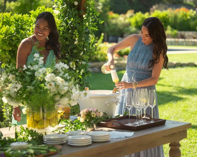 Dalam tampilan yang juga muncul di materi promosi ‘With Love, Meghan’, ia mengenakan gaun tanpa lengan berbahan crinkle silk chiffon dari Ulla Johnson, yang diberi nama Freesia Gown karena warna floralnya yang khas. (Foto: Dok. Netflix)