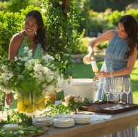 Dalam tampilan yang juga muncul di materi promosi ‘With Love, Meghan’, ia mengenakan gaun tanpa lengan berbahan crinkle silk chiffon dari Ulla Johnson, yang diberi nama Freesia Gown karena warna floralnya yang khas. (Foto: Dok. Netflix)