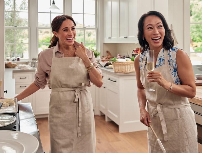 Masih soal atasan yang sempurna, Meghan mengenakan model lain saat memasak bersama pengusaha sekaligus pendiri Tatcha, Vicky Tsai. Dalam episode ini, istri Pangeran Harry ini kembali memakai kemeja Adrien berwarna mauve dari Ralph Lauren, yang sebelumnya pernah ia kenakan saat tampil di CBS Sunday Morning. Kemeja linen buatan Italia ini menghadirkan sentuhan feminin pada desain klasik pakaian pria. (Foto: Dok. Netflix)
