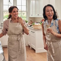 Masih soal atasan yang sempurna, Meghan mengenakan model lain saat memasak bersama pengusaha sekaligus pendiri Tatcha, Vicky Tsai. Dalam episode ini, istri Pangeran Harry ini kembali memakai kemeja Adrien berwarna mauve dari Ralph Lauren, yang sebelumnya pernah ia kenakan saat tampil di CBS Sunday Morning. Kemeja linen buatan Italia ini menghadirkan sentuhan feminin pada desain klasik pakaian pria. (Foto: Dok. Netflix)