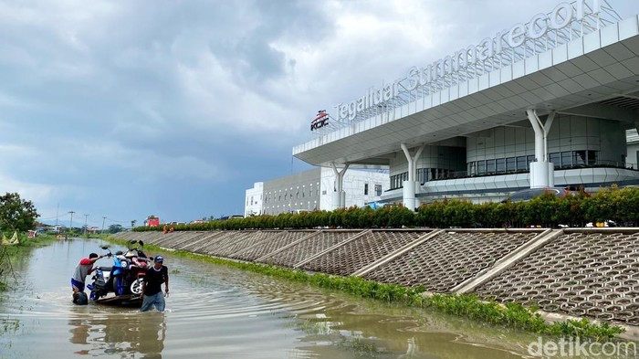 Gerobak pengangkut sepeda motor di lokasi banjir di Cibiru, Kecamatan Cileunyi, Kabupaten Bandung.