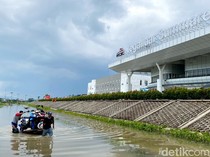Bahu-membahu Hadapi Banjir di Cipanileman dengan Gerobak