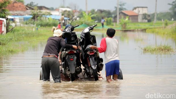 Gerobak pengangkut sepeda motor di lokasi banjir di Cibiru, Kecamatan Cileunyi, Kabupaten Bandung.