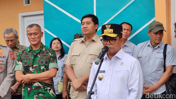 Gubernur Banten Andra Soni saat mendampingi Menteri PKP Maruarar Sirait